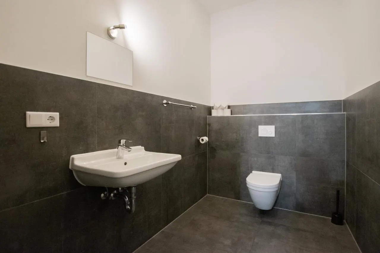 Raj Living - 250M2 Loft With 6 Rooms Im Industriegebiet - 20 Min Messe Dus & Old Town Dus Düsseldorf Německo
