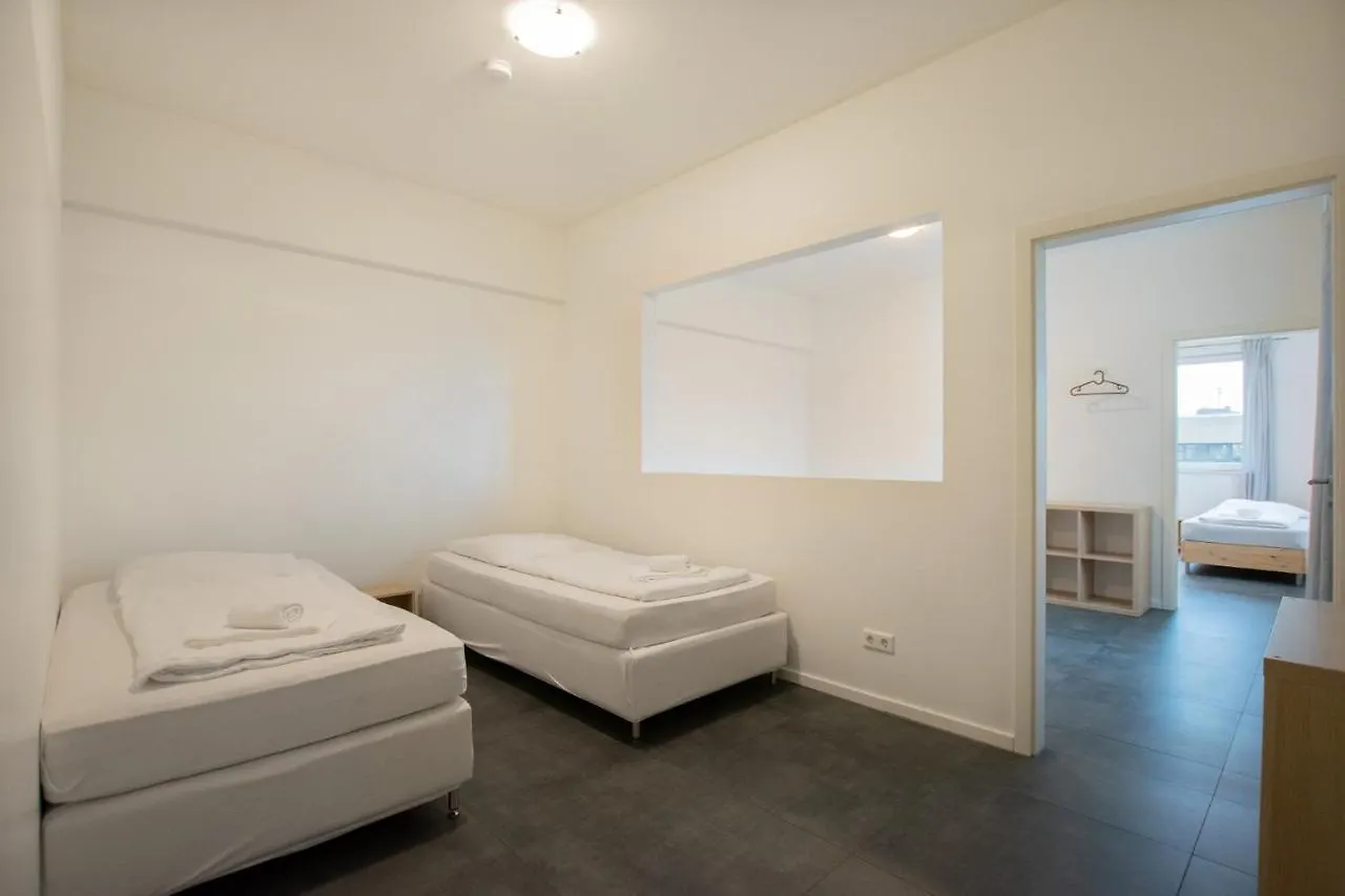 Raj Living - 250M2 Loft With 6 Rooms Im Industriegebiet - 20 Min Messe Dus & Old Town Dus Düsseldorf 0*,  Německo