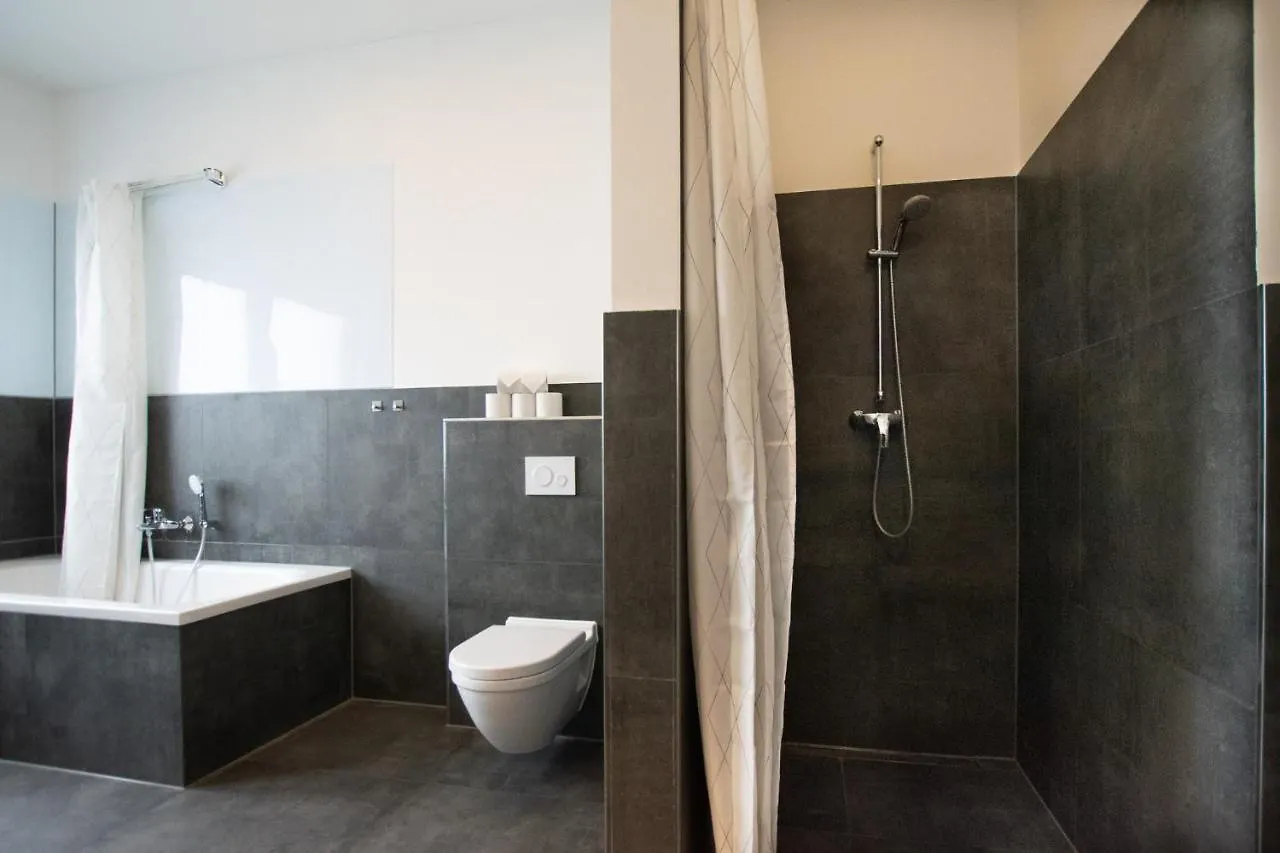 Raj Living - 250M2 Loft With 6 Rooms Im Industriegebiet - 20 Min Messe Dus & Old Town Dus Düsseldorf 0*,  Německo